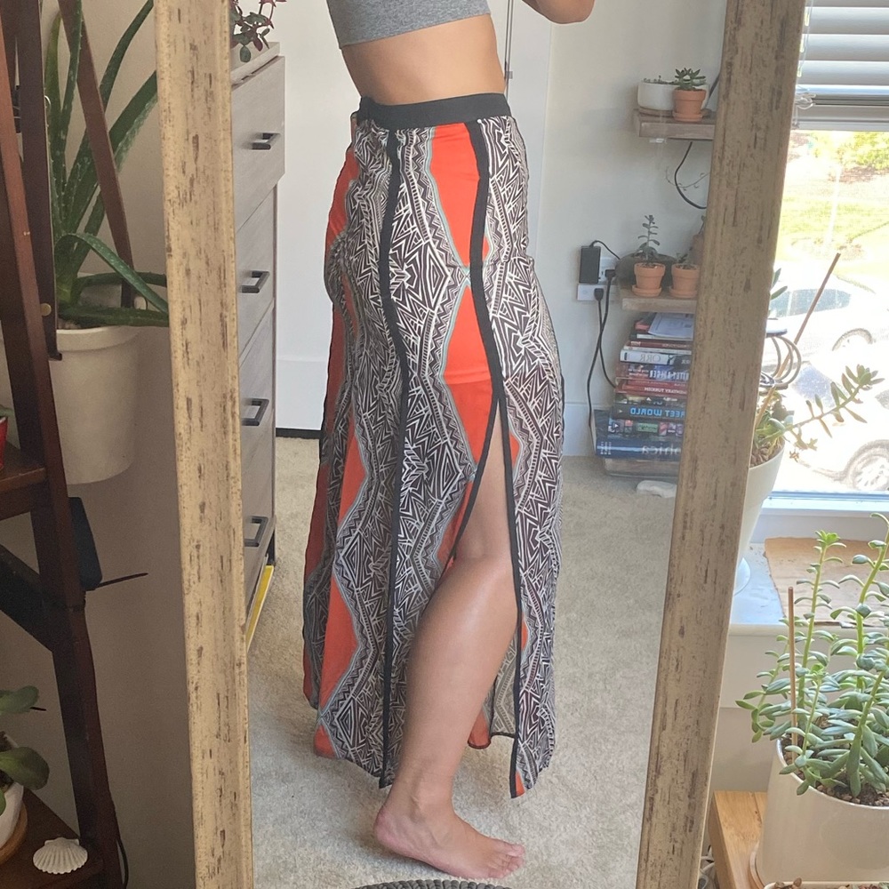 NWOT Long multi-slit skirt geo pattern
